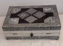 Eski Dönem İşlemeli Takı Sandığı